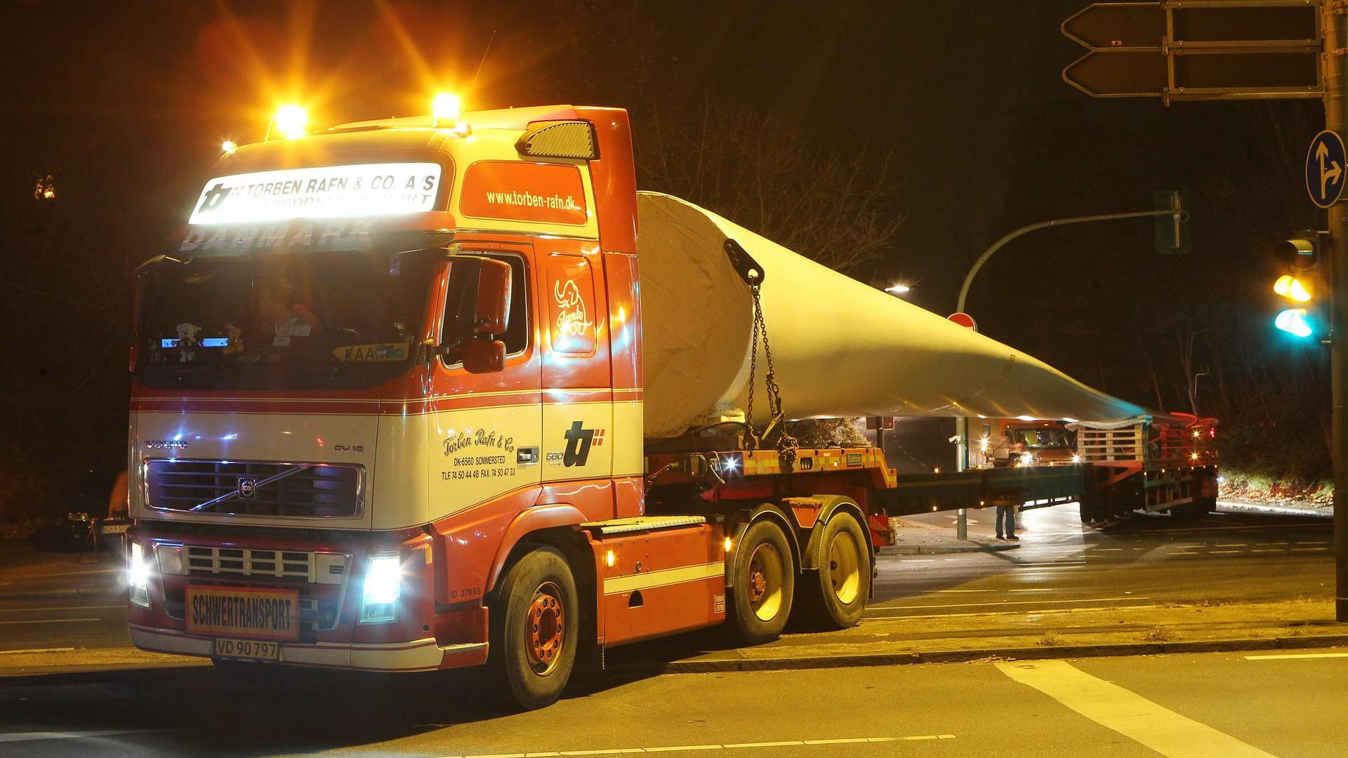 Ein Schwertransport mit einem Windradflügel (Archivbild): Bei Bielefeld hat ein Lkw-Fahrer einen Millionenschaden angerichtet.