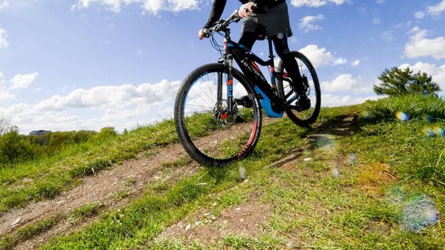 Für Fahrten im Gelände eignen sich beim Pedelec die Offroad-Versionen, ausgestattet mit grobstolligen Reifen und teils auch mit mehr Bremspower. Für Fahrten im Gelände eignen sich beim Pedelec die Offroad-Versionen, ausgestattet mit grobstolligen Reifen und teils auch mit mehr Bremspower.