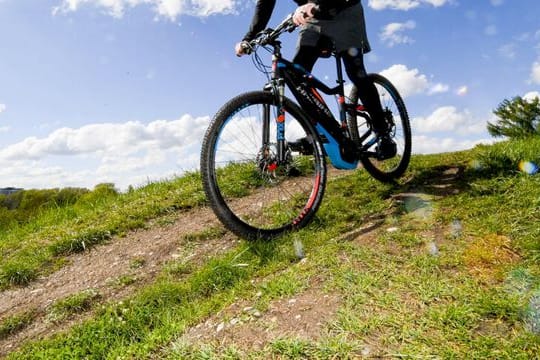 Für Fahrten im Gelände eignen sich beim Pedelec die Offroad-Versionen, ausgestattet mit grobstolligen Reifen und teils auch mit mehr Bremspower.