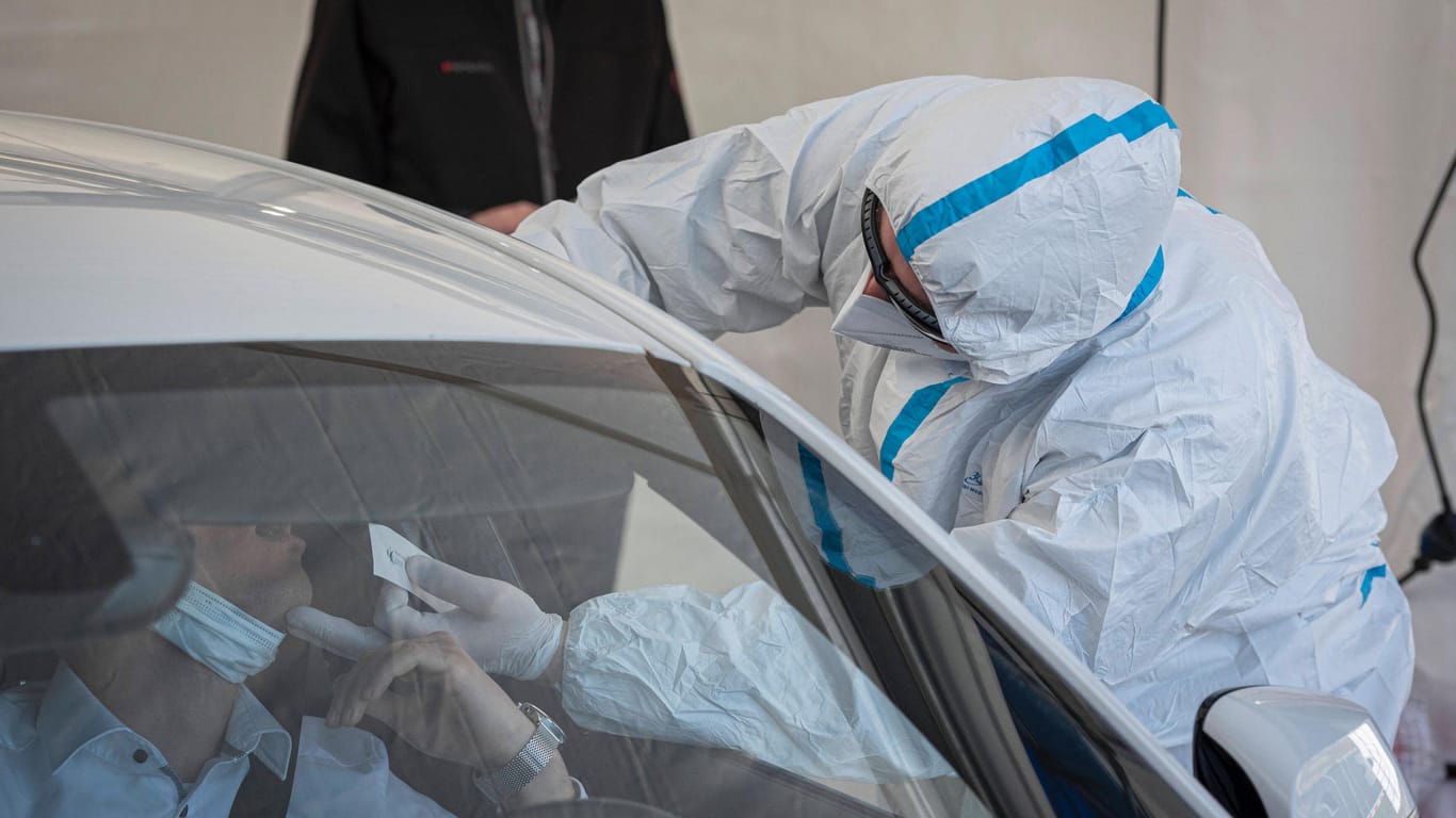 Schnelltestzentrum in Frankreich: Bei zwei bis vier positiven Coronatests, die auf Varianten untersucht werden, wurde die Delta-Mutante entdeckt (Symbolbild).