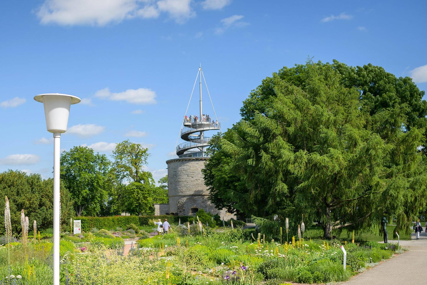 Der Skulpturengarten und Aussichtsturm auf der Bundesgartenschau 2021 in Erfurt: Dort wurden nun Hanfpflanzen entdeckt.