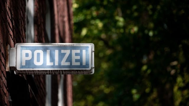 Ein Schild mit der Aufschrift "Polizei" (Symbolbild): Die Behörden warnen vor einer neuen Betrugsmasche.