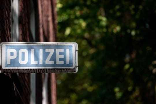Ein Schild mit der Aufschrift "Polizei" (Symbolbild): Die Behörden warnen vor einer neuen Betrugsmasche.