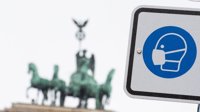 Hinweis auf die Maskenflicht Hinweis auf die Maskenflicht