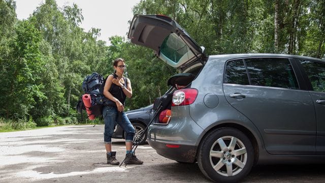 Sicherer Weg zur Abkühlung im Sommer: Autos sollten in der Natur nur auf dafür vorgesehenen Parkflächen stehen, bevor es zum Waldspaziergang oder an den Baggersee geht. Sicherer Weg zur Abkühlung im Sommer: Autos sollten in der Natur nur auf dafür vorgesehenen Parkflächen stehen, bevor es zum Waldspaziergang oder an den Baggersee geht.