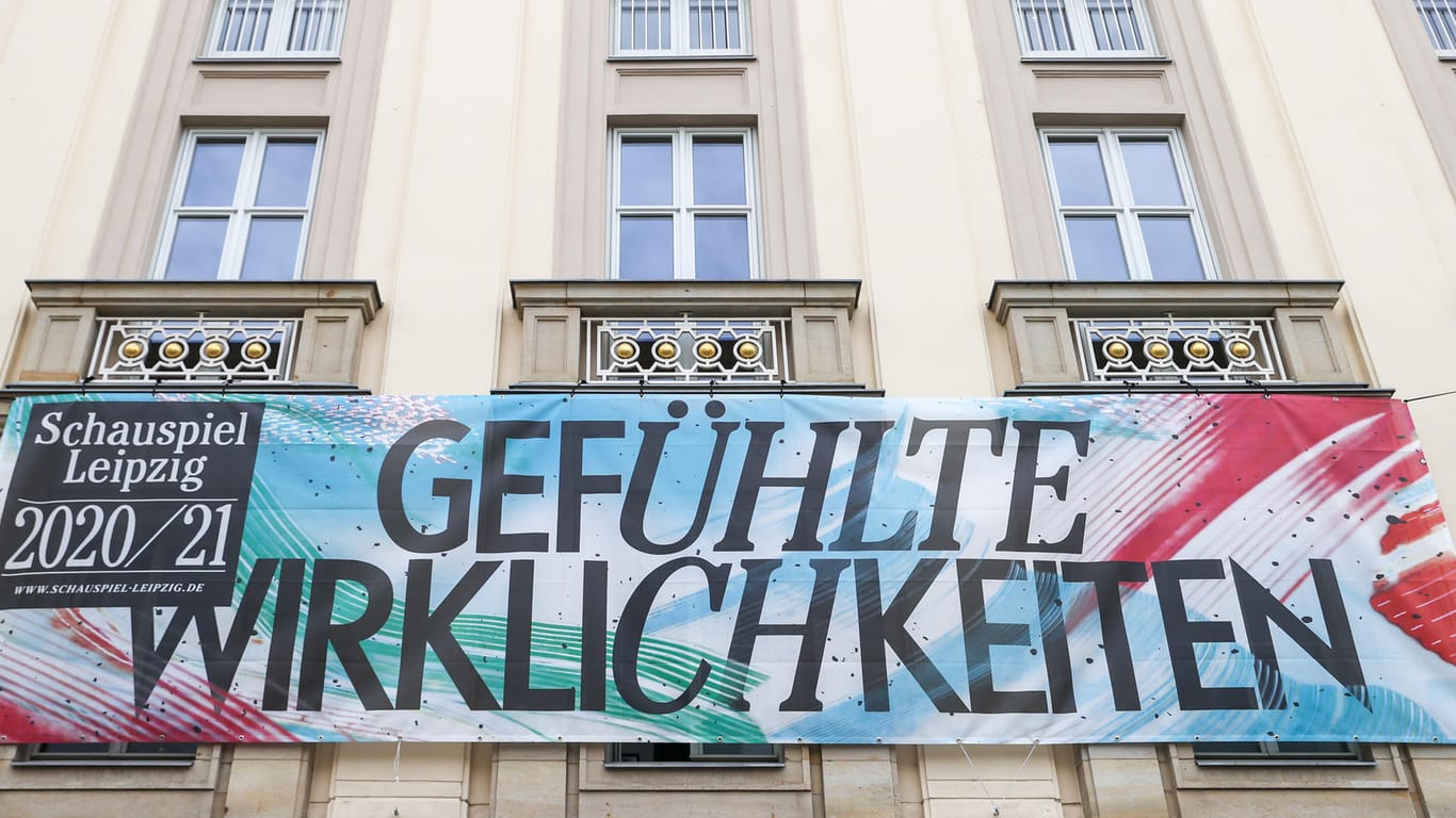 Ein Banner "Gefühlte Wirklichkeiten" hängt am Schauspiel Leipzig: Das Theater informierte auf einer Pressekonferenz über das Programm der Spielzeit 2012/22.