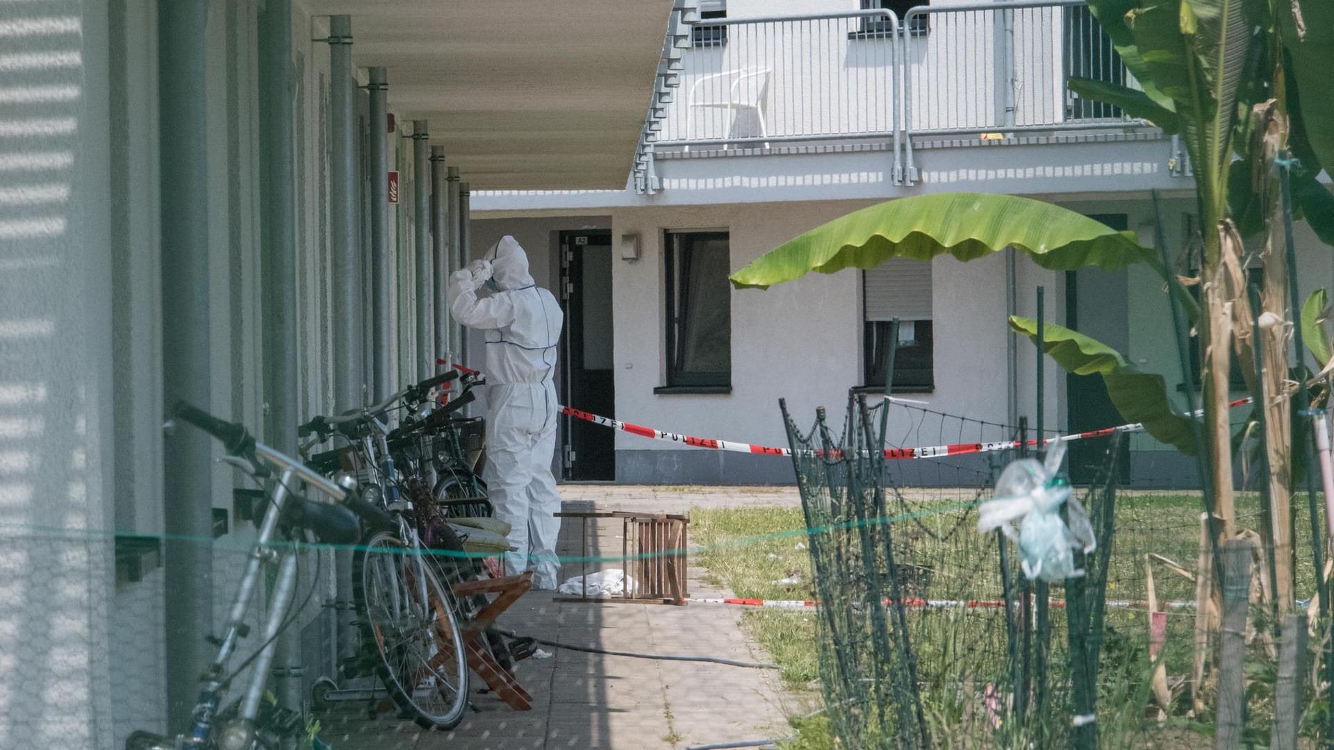 Ein Ermittler am abgesperrten Tatort: Für das 68-jährige Opfer kam jede Hilfe zu spät.