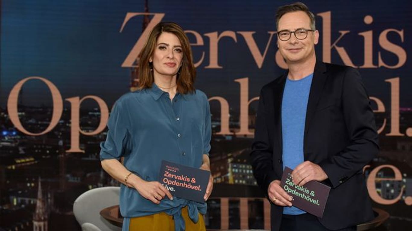 Linda Zervakis und Matthias Opdenhövel stehen in dem Studio, in dem sie das neue ProSieben-Journal "Zervakis & Opdenhövel.