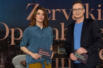 Linda Zervakis und Matthias Opdenhövel stehen in dem Studio, in dem sie das neue ProSieben-Journal "Zervakis & Opdenhövel.