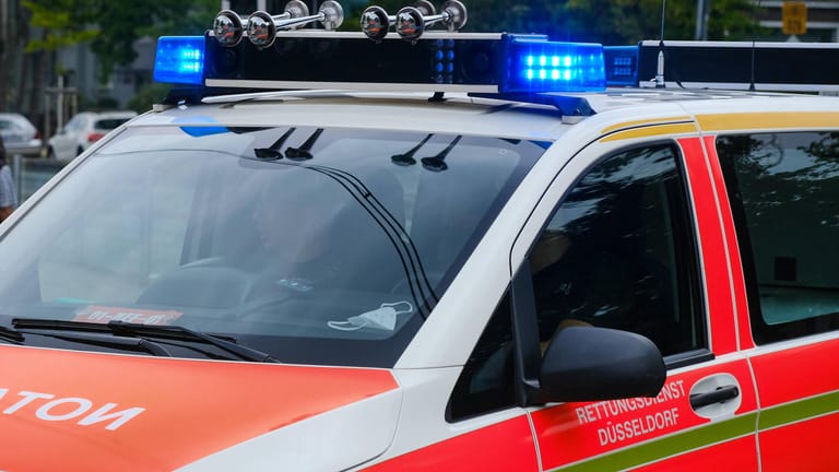 Düsseldorf 14.06.2021 Rettungswagen Rettungstransportwagen RTW Krankenwagen Feuerwehr Notarzt Blaulicht Sondersignal No