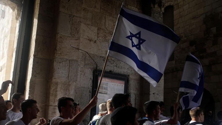 Junge Israelis schwenken die Israel-Flagge am vergangenen Jerusalem-Tag im Mai: Der Marsch musste wegen Raketenangriffen der Hamas abgebrochen werden.