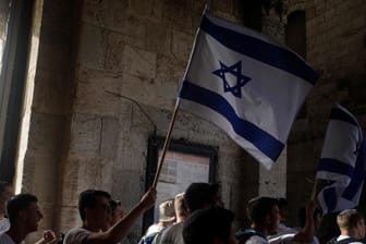 Junge Israelis schwenken die Israel-Flagge am vergangenen Jerusalem-Tag im Mai: Der Marsch musste wegen Raketenangriffen der Hamas abgebrochen werden.