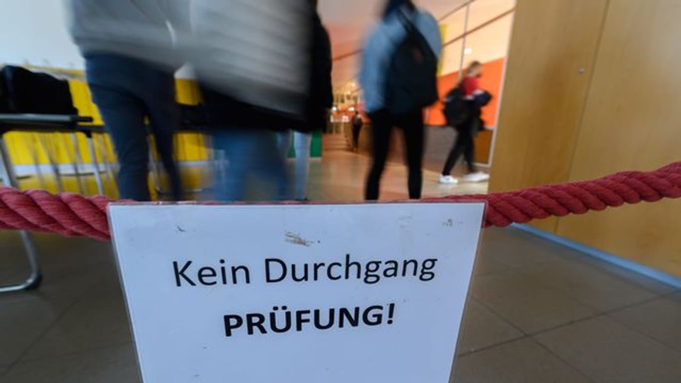 Ein Zettel "Kein Durchgang Prüfung!": Berlin hat die umstrittenen schriftlichen Prüfungen für den mittleren Schulabschluss (MSA) an Gymnasien abgeschafft.