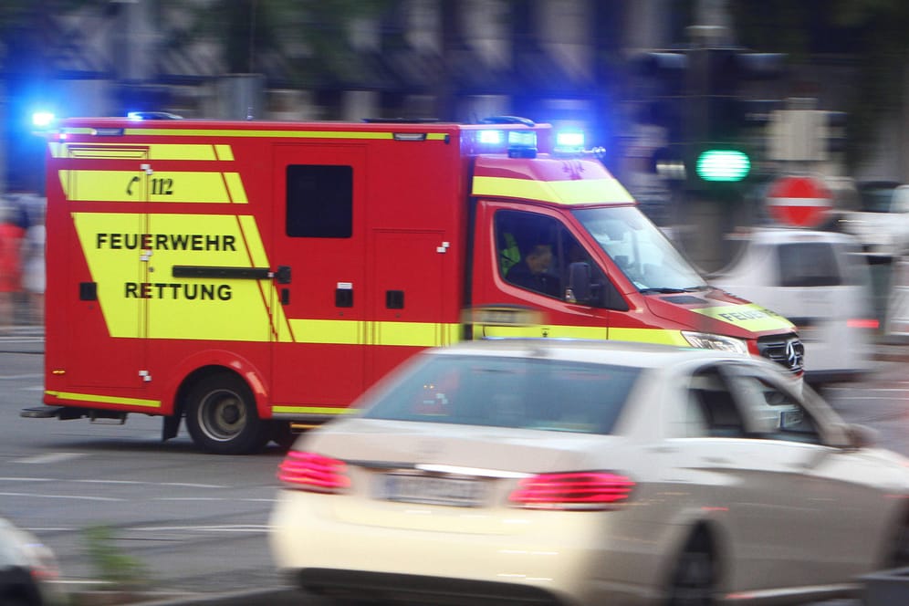 Rettungswagen der Feuerwehr während Fahrt (Archivbild): In Wuppertal hat es eine Explosion in einer Wohnung gegeben.