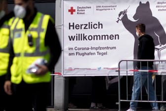 Corona-Impfzentrum Tegel: Der Regierende Bürgermeister von Berlin will die sechs errichteten Impfzentren auch im Herbst noch weiter nutzen.