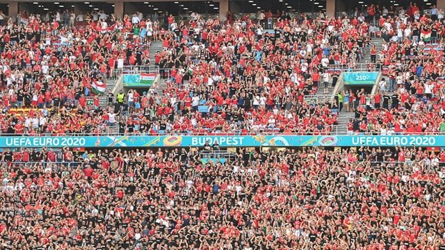 Im Budapester Stadion war nicht viel mit Abstand halten.