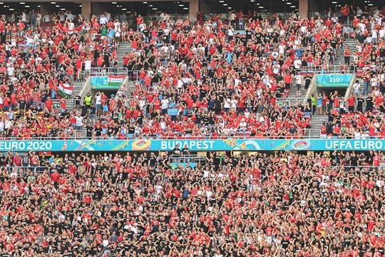 Im Budapester Stadion war nicht viel mit Abstand halten.