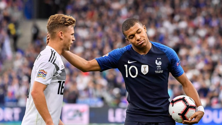 Joshua Kimmich (l.) und Kylian Mbappé: hier während des Spiels zwischen Frankreich und Deutschland 2018 in Paris.
