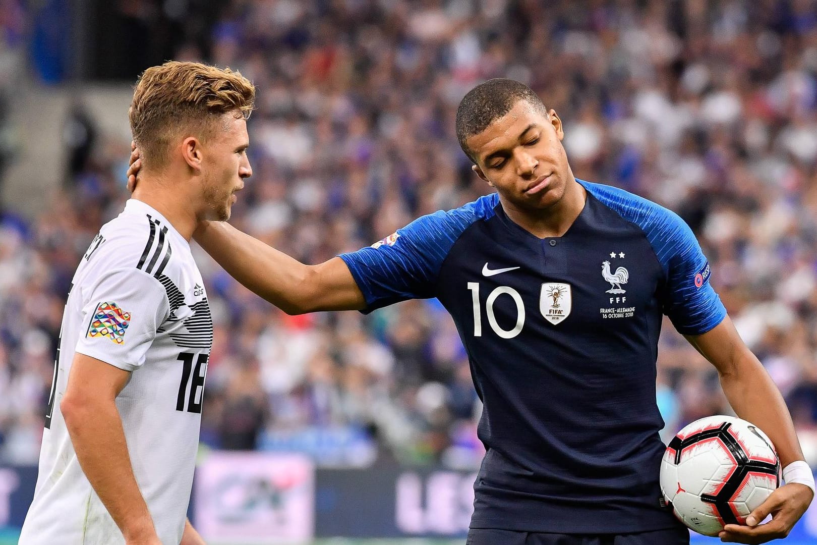 Joshua Kimmich (l.) und Kylian Mbappé: hier während des Spiels zwischen Frankreich und Deutschland 2018 in Paris.