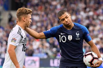 Joshua Kimmich (l.) und Kylian Mbappé: hier während des Spiels zwischen Frankreich und Deutschland 2018 in Paris.