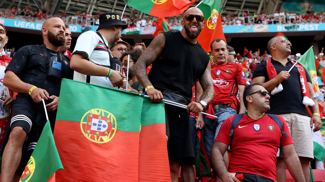 Ungewohnte Bilder: Portugal-Anhänger im Stadion von Budapest.
