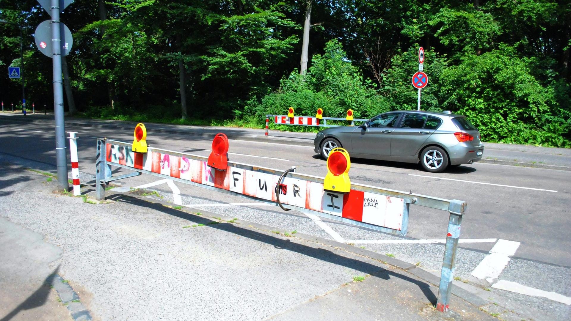 Am Wochenende werden die Schranken für Autofahrer geschlossen: Die Kitschburger Straße führt mitten durch den Stadtwald.