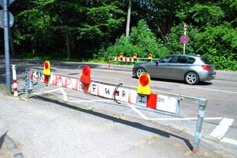 Am Wochenende werden die Schranken für Autofahrer geschlossen: Die Kitschburger Straße führt mitten durch den Stadtwald.