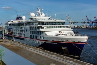 Das Kreuzfahrtschiff "Hanseatic nature" von Hapag-Lloyd Cruises liegt am Terminal: In den kommenden Monaten werden auch andere Reedereien wieder Reisen ab Hamburg starten.