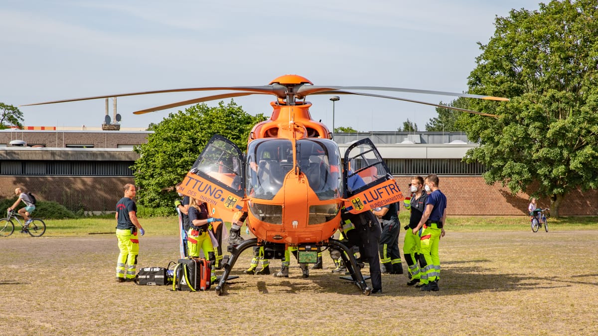Hubschrauber "Christopher 3" am Unglücksort: Der Junge wurde unter Wiederbelebungsmaßnahmen in eine Klinik geflogen. Hubschrauber "Christopher 3" am Unglücksort: Der Junge wurde unter Wiederbelebungsmaßnahmen in eine Klinik geflogen.