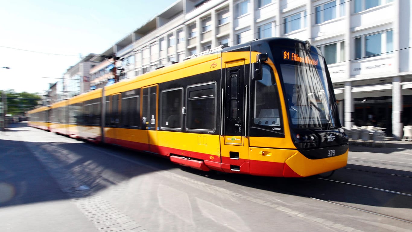 Eine Stadtbahn der KVV: Der Betrieb der Stadtbahnen kommt langsam in Gang.