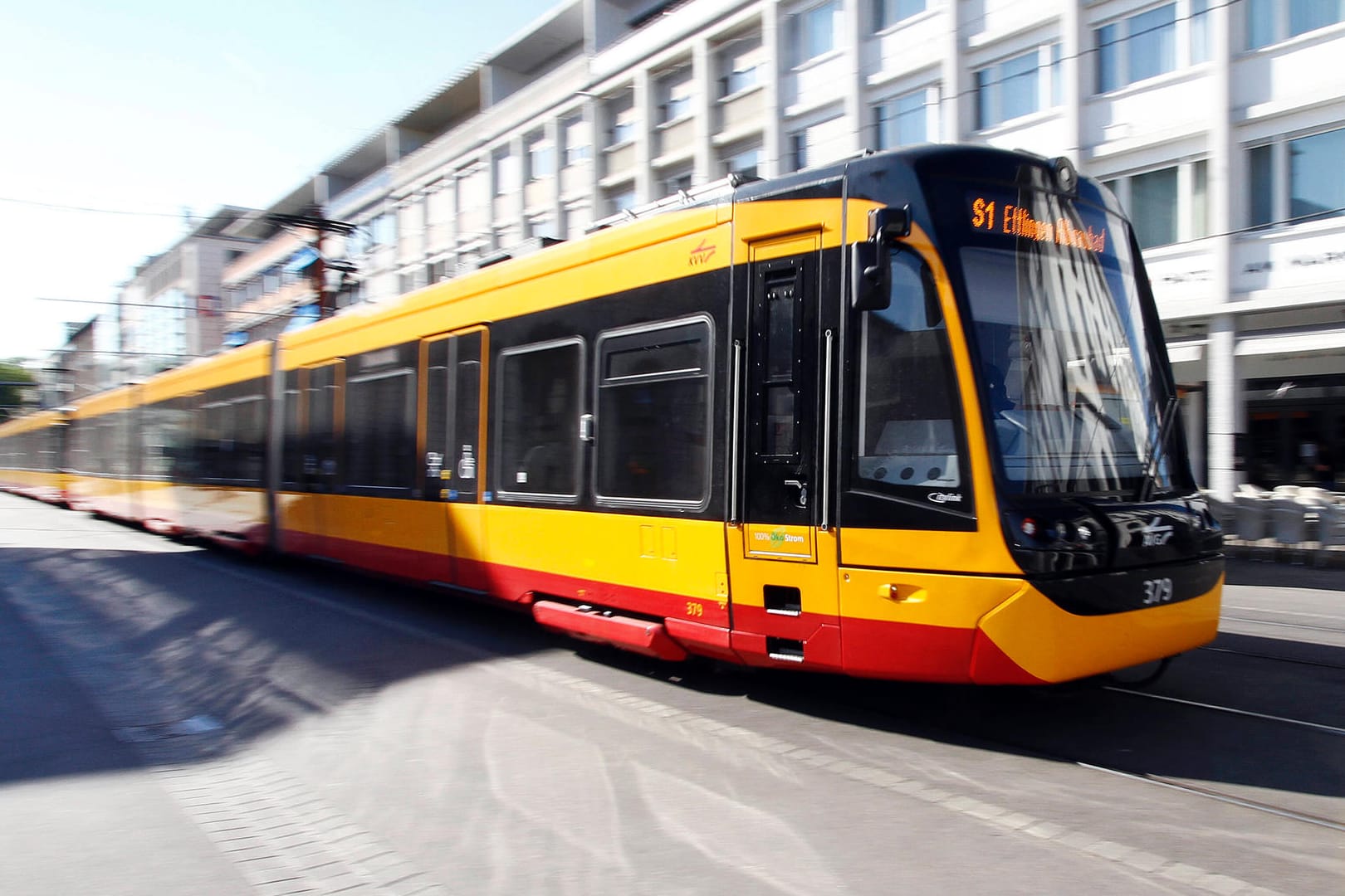 Eine Stadtbahn der KVV: Der Betrieb der Stadtbahnen kommt langsam in Gang.