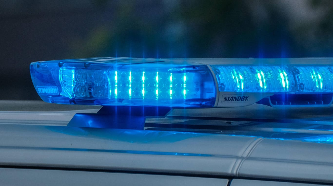 Blaulicht (Symbolbild): Die Polizei bittet um Hinweise zu dem etwa 20 Jahre alten Mann.