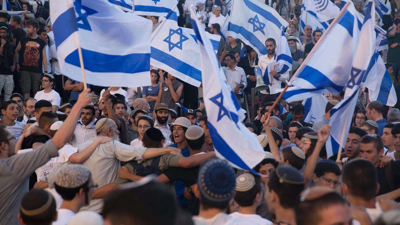 Tausende nahmen am Flaggenmarsch in Jerusalem teil: Die Großveranstaltung war die erste Bewährungsprobe der neuen Regierung.