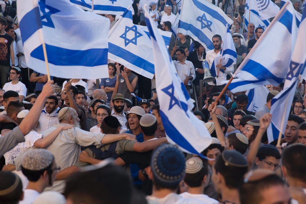 Tausende nahmen am Flaggenmarsch in Jerusalem teil: Die Großveranstaltung war die erste Bewährungsprobe der neuen Regierung.