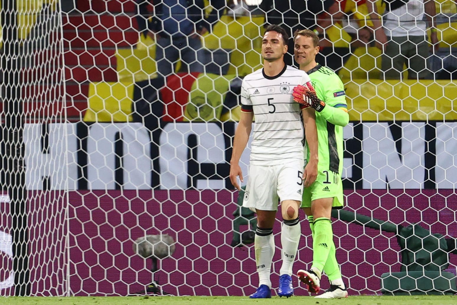 Am Boden zerstört: Mats Hummels (l.) wird von Manuel Neuer getröstet.