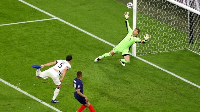 Beim Versuch vor Mbappé zu klären erzielt Mats Hummels (l) gegen Torwart Manuel Neuer ein Eigentor.