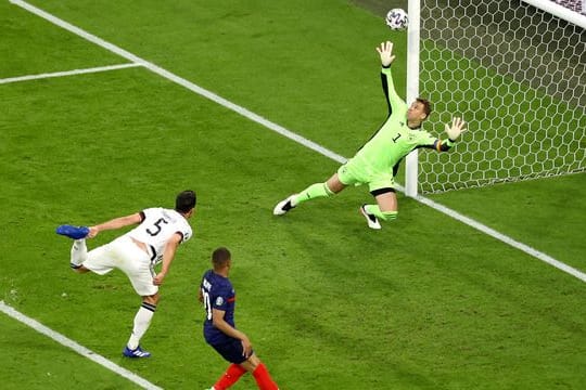 Beim Versuch vor Mbappé zu klären erzielt Mats Hummels (l) gegen Torwart Manuel Neuer ein Eigentor.