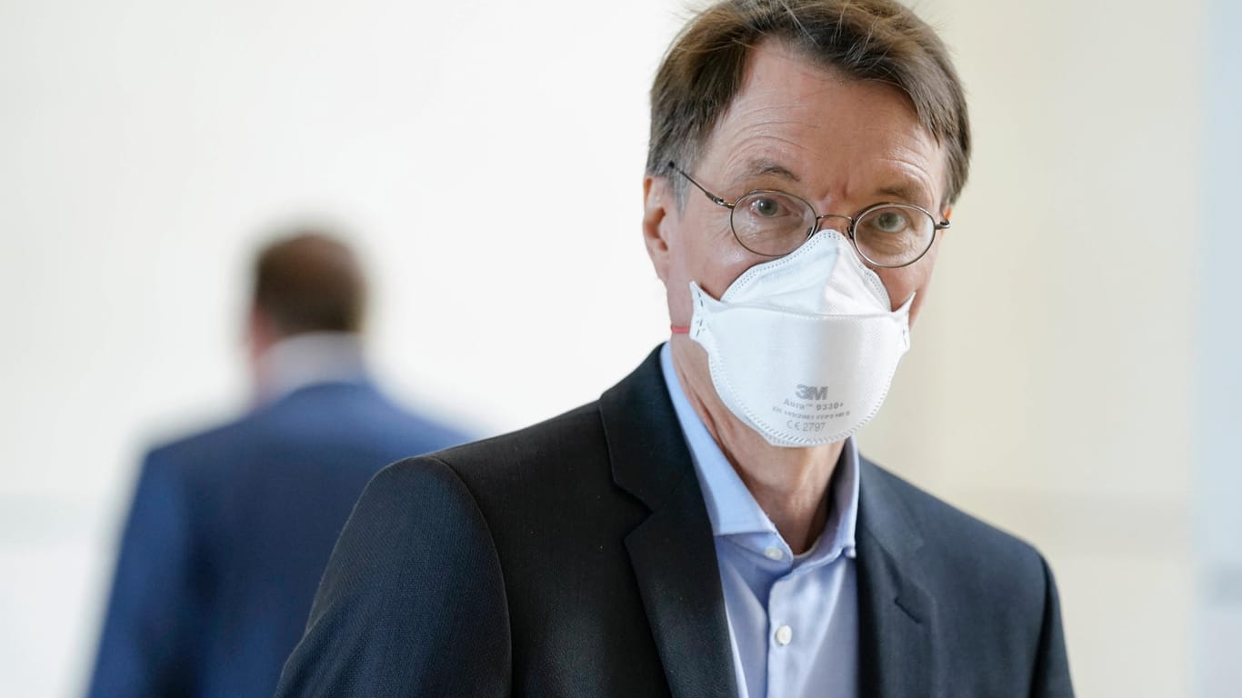 Karl Lauterbach: Der SPD-Politiker warnt vor den Auswirkungen der Delta-Mutante im Herbst.