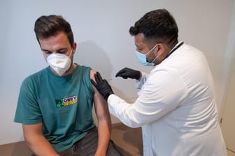Impfung gegen Corona: Die bundesweite Sieben-Tage-Inzidenz sinkt weiter.