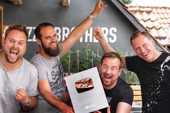 Auf Unterhaltung setzen die "Sizzle Brothers", Hannes, Julian, Corbinian und Alex mit ihrem BBQ-Podcast "Nice to meat you".