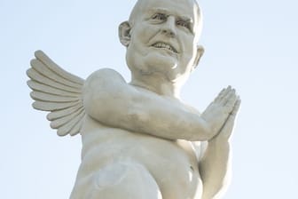Die Stuttgart 21-Statue von Peter Lenk (Archivbild): In Stuttgart wird sie nicht mehr stehen.