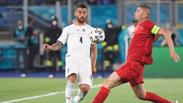 Der Türke Burak Yilmaz (r) gegen Leonardo Spinazzola aus Italien in Aktion.