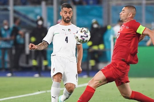 Der Türke Burak Yilmaz (r) gegen Leonardo Spinazzola aus Italien in Aktion.