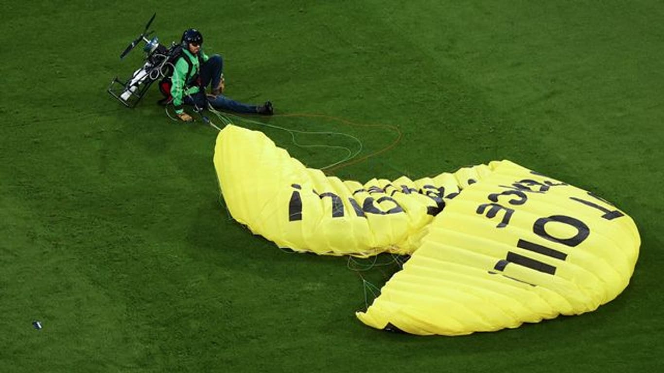 Ein Greenpeace-Aktivist ist auf dem Spielfeld gelandet