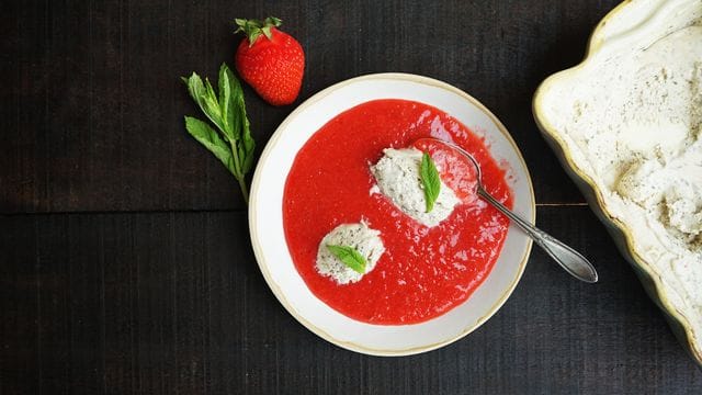 Mit Mascarpone-Minz-Eis in pürierten Erdbeeren lassen sich heiße Sommertage versüßen.