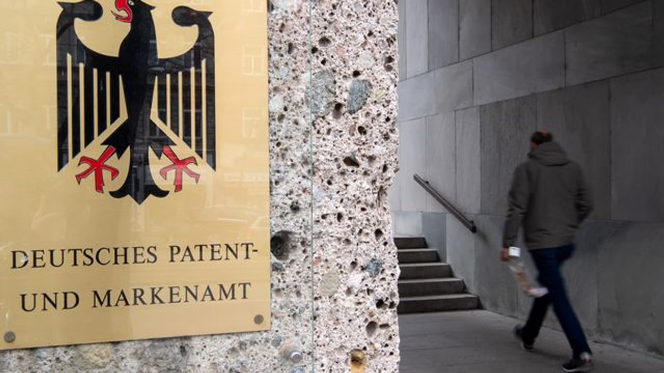 Ein Schild prangt am Haupteingang des deutschen Patentamtes