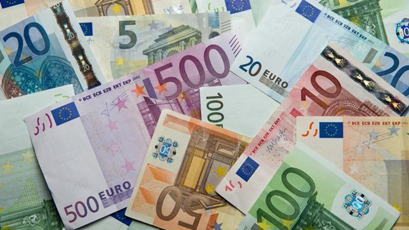 Zahlreiche Euro-Banknoten liegen auf einem Haufen