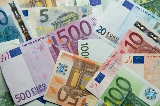 Zahlreiche Euro-Banknoten liegen auf einem Haufen