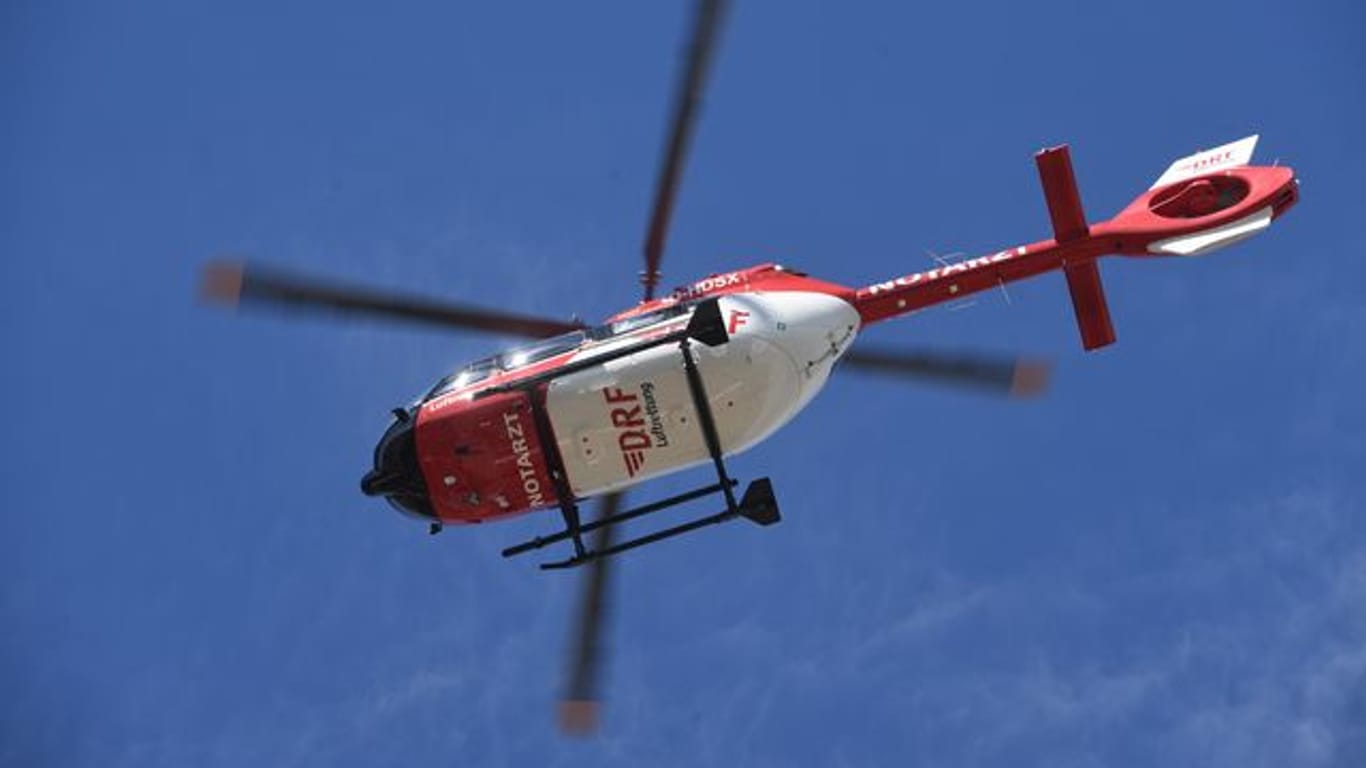 Ein Rettungshubschrauber fliegt am Himmel: Das Kind wurde nach dem Sturz schwer verletzt ins Krankenhaus gebracht.
