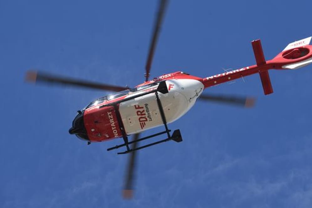 Ein Rettungshubschrauber fliegt am Himmel: Das Kind wurde nach dem Sturz schwer verletzt ins Krankenhaus gebracht.